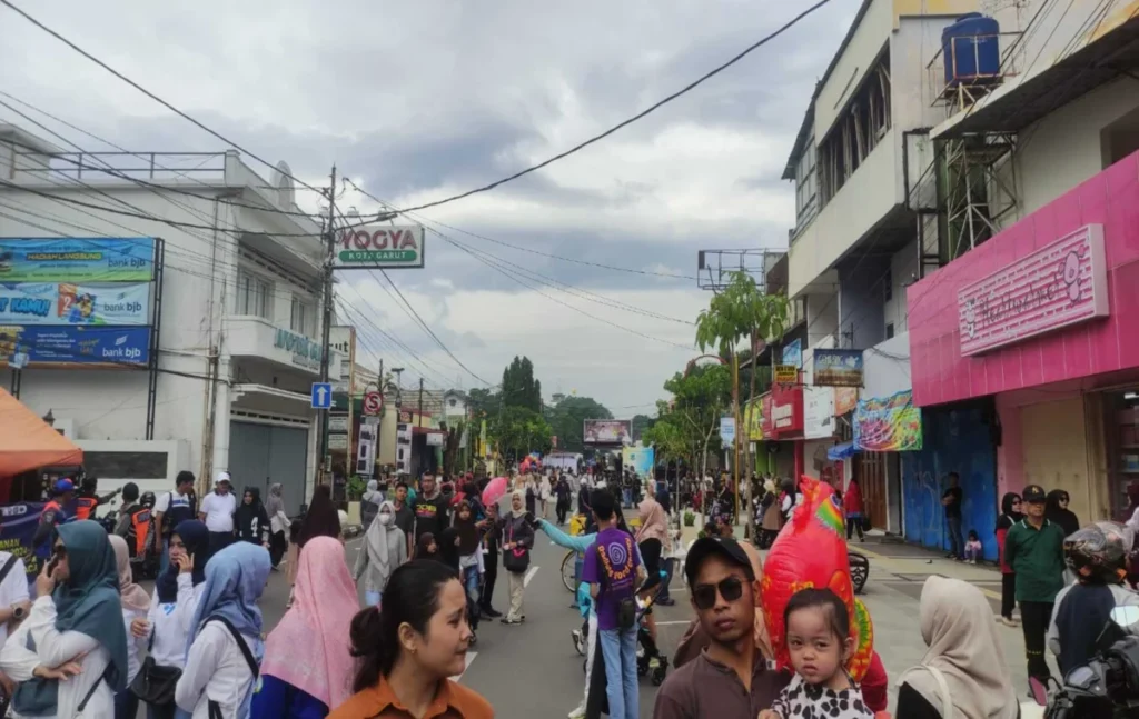 Warga Garut tumpah di jalan Jenderal Ahmad Yani menghadiri CFD (Ale/Radar Garut)