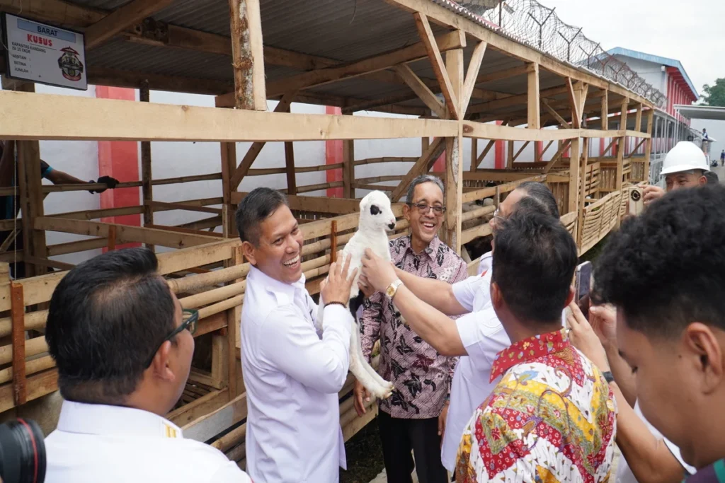 Kalapas Garut Rusdedy A.Md.IP, S.H.,M.Si menggendong anak domba garut pertama yang lahir di Lapas Garut. Sekj