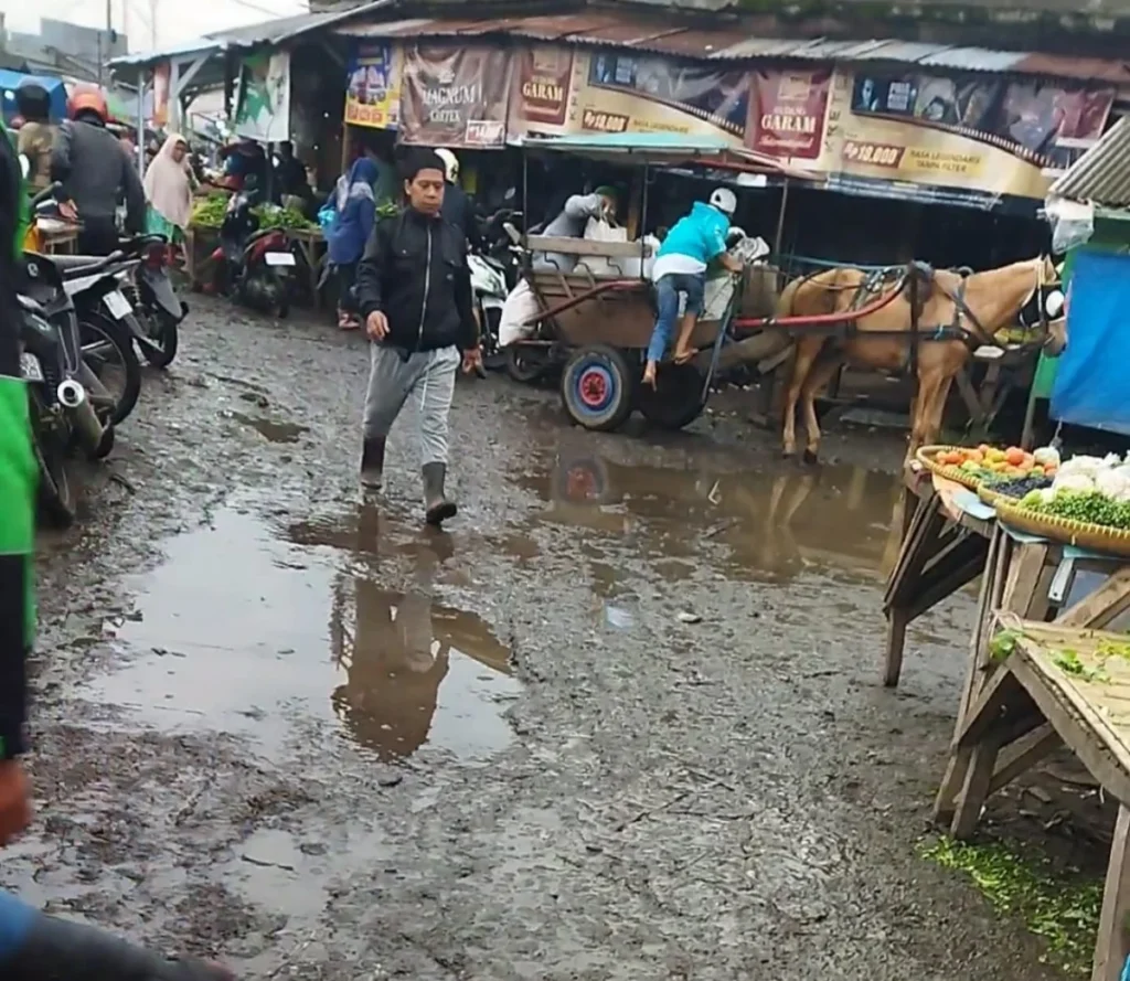 Jalan di dalam pasar Guntur Ciawitali Garut