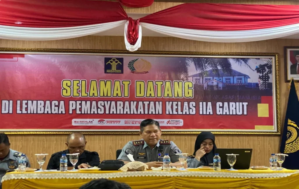 Rusdedy Kalapas Garut (dua dari kanan) bersama jajaran saat melakukan refleksi akhir tahun 2024 di aula Lapas