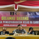 Rusdedy Kalapas Garut (dua dari kanan) bersama jajaran saat melakukan refleksi akhir tahun 2024 di aula Lapas