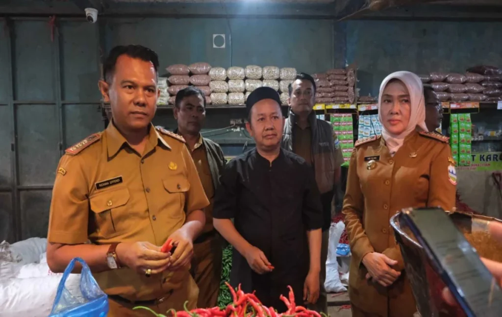 Kepala Disperindag ESDM Garut dan Kepala DKP Garut meninjau harga bahan pokok penting di pasar Ciawitali (Rizk