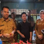 Kepala Disperindag ESDM Garut dan Kepala DKP Garut meninjau harga bahan pokok penting di pasar Ciawitali (Rizk