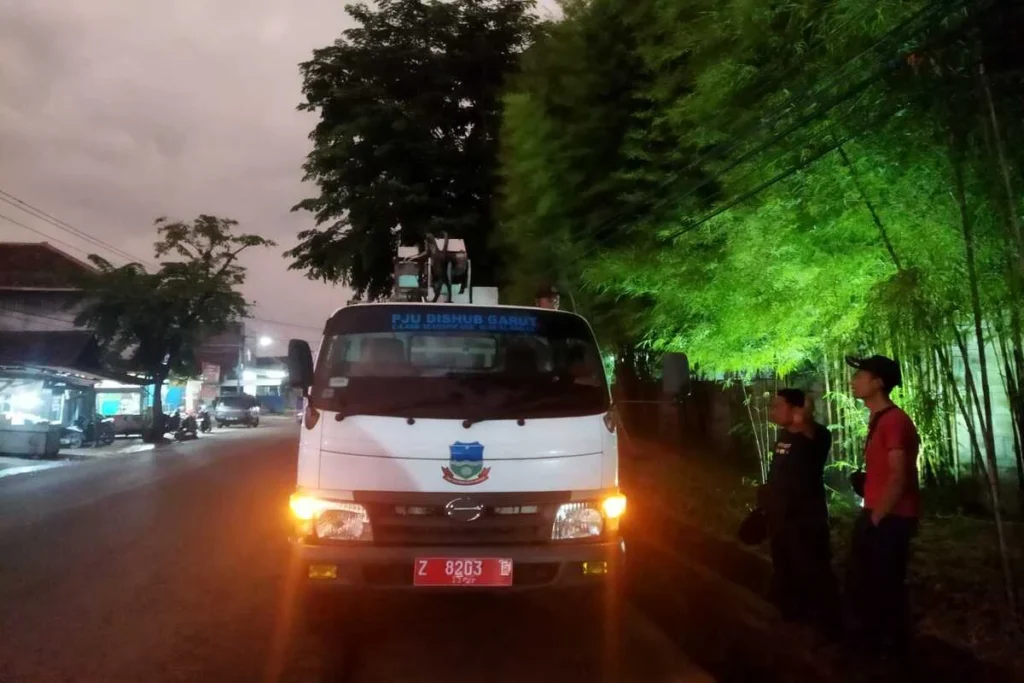 Petugas perbaiki lampu PJU (Rizki/Radar Garut)