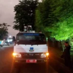 Petugas perbaiki lampu PJU (Rizki/Radar Garut)