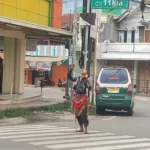 pengamen di traffic light perempatan jalan Samarang Otista