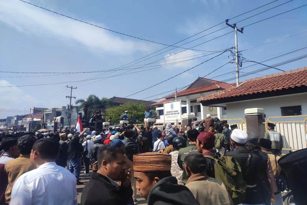 suasana pendukung Harun di luar Pengadilan Garut