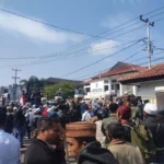 suasana pendukung Harun di luar Pengadilan Garut