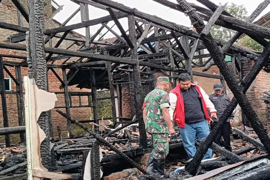 Yudha Puja Turnawan Anggota DPRD Garut mengunjungi rumah yang ludes terbakar di Desa Girijaya