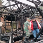 Yudha Puja Turnawan Anggota DPRD Garut mengunjungi rumah yang ludes terbakar di Desa Girijaya