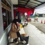 Wisatawan asal Bogor bersiap pulang, menunggu di pos polisi Bunderan Tarogong(rizkiperatami/radar garut)