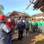 Rumah Abah Een di Kampung Karikil Dibongkar untuk dibangun kembali secara gotong royong