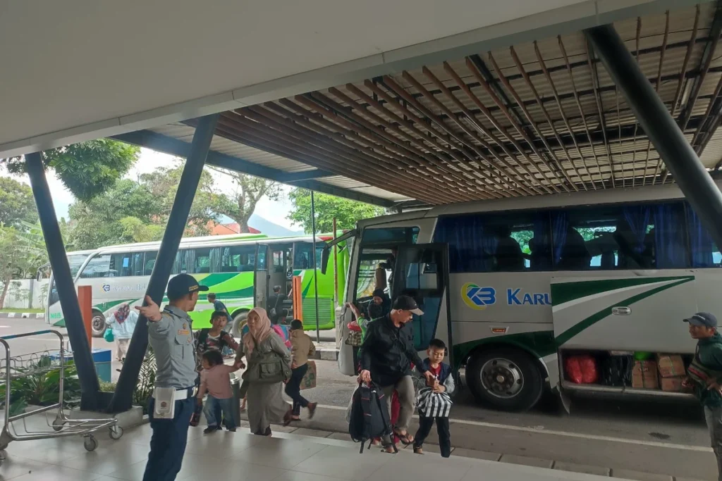 penumpang di Terminal Tipe A Guntur Garut