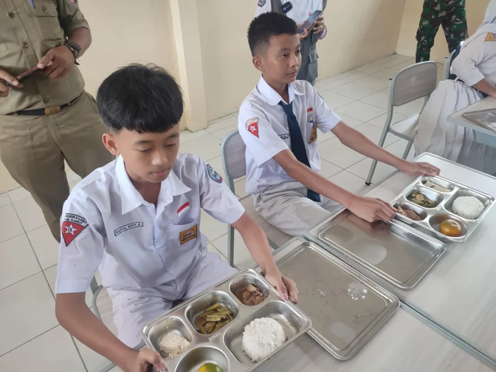 makan bergizi gratis di SMPN 6 Garut (Rizka/Radar Garut)