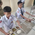 makan bergizi gratis di SMPN 6 Garut (Rizka/Radar Garut)