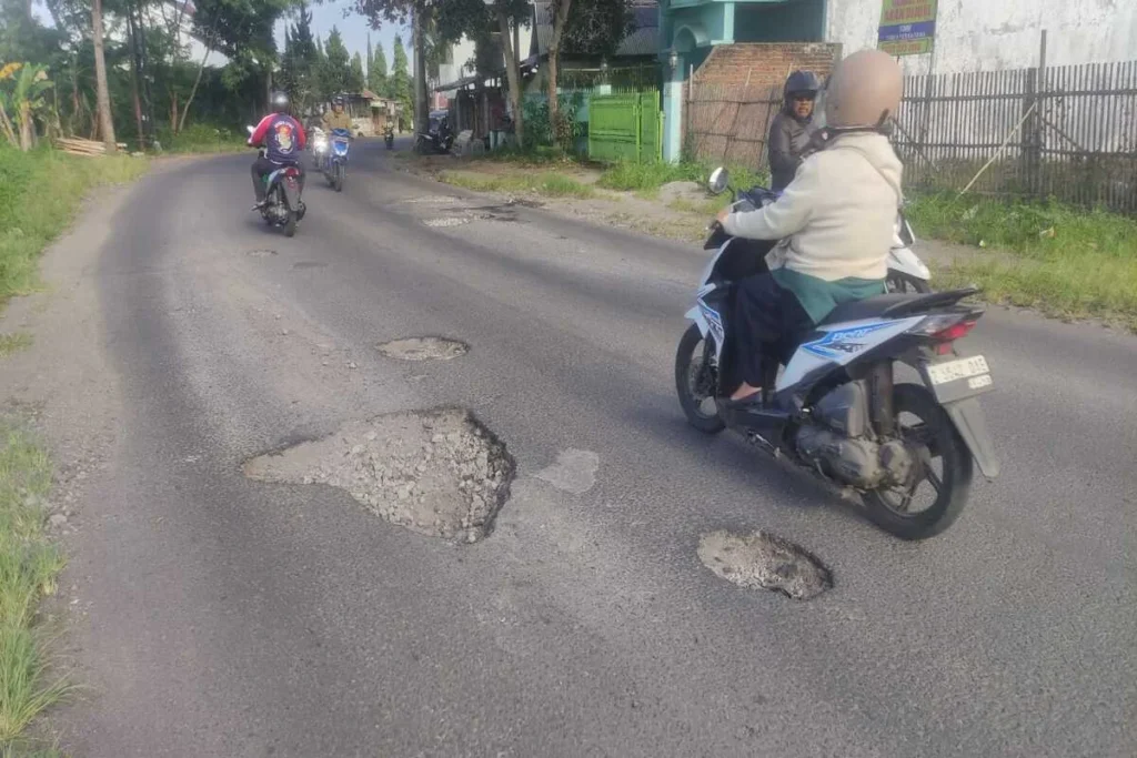 Jalan-jalan berlubang disepanjang jalan Gatot Subroto Karangpawitan, belum genap 1 tahun diperbaiki justru kem