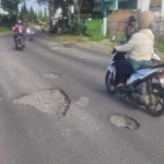 Jalan-jalan berlubang disepanjang jalan Gatot Subroto Karangpawitan, belum genap 1 tahun diperbaiki justru kem