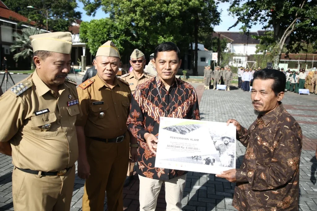 Pemkab Garut menyerahkan klaim asuransi bagi petani yang gagal panen