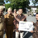 Pemkab Garut menyerahkan klaim asuransi bagi petani yang gagal panen