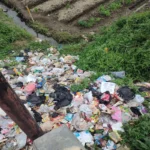 sampah menumpuk di bawah jembatan Jalan Ibrahim Adjie