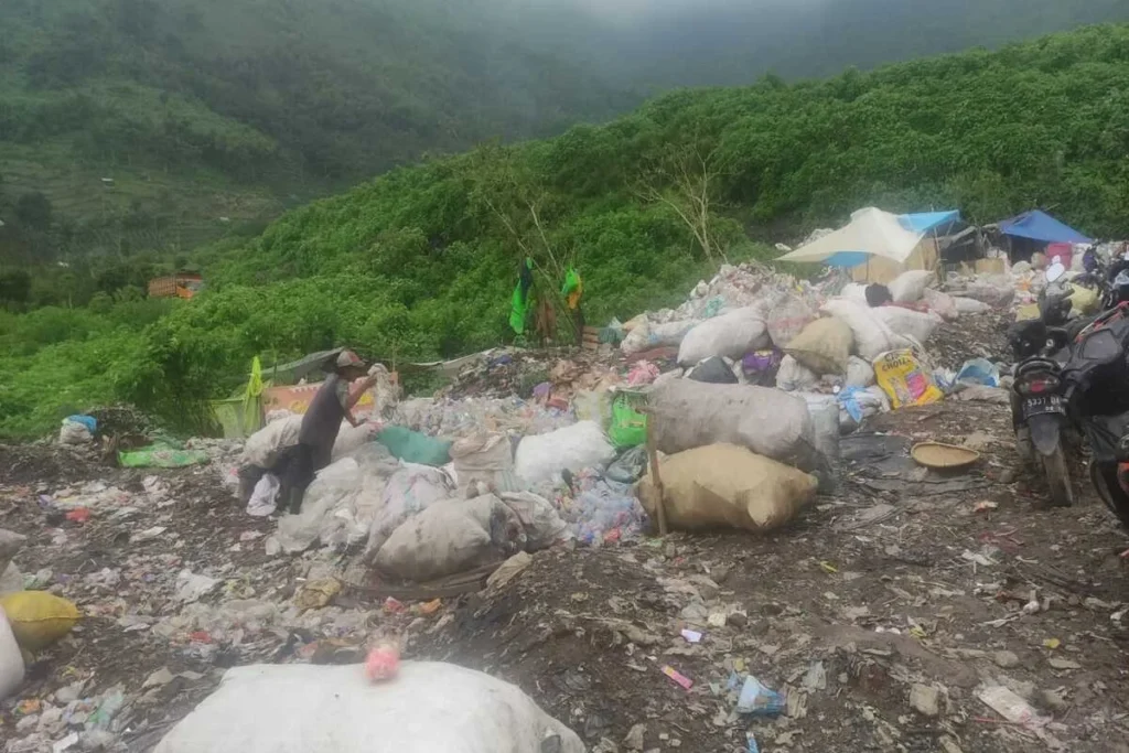 Lokasi pembuangan sampah kota Bandung ke TPS Pasir Bajing Kabupaten Garut.
