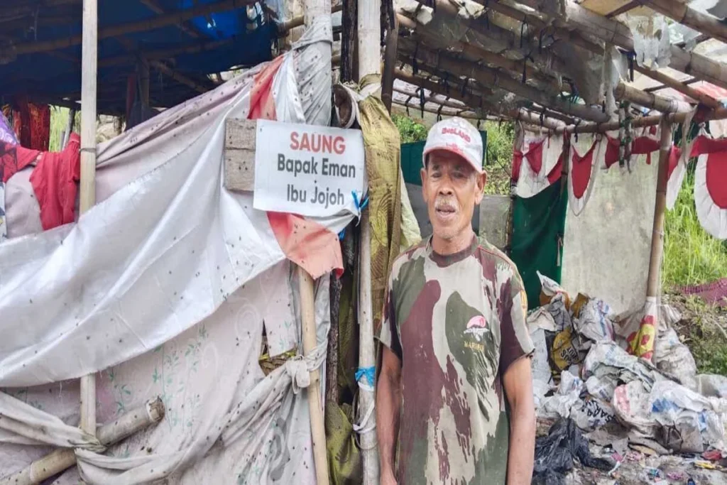 Eman, seorang lansia berjuang mencari nafkah bersama istrinya dengan menjadi seorang pemulung di TPA Pasirbaji