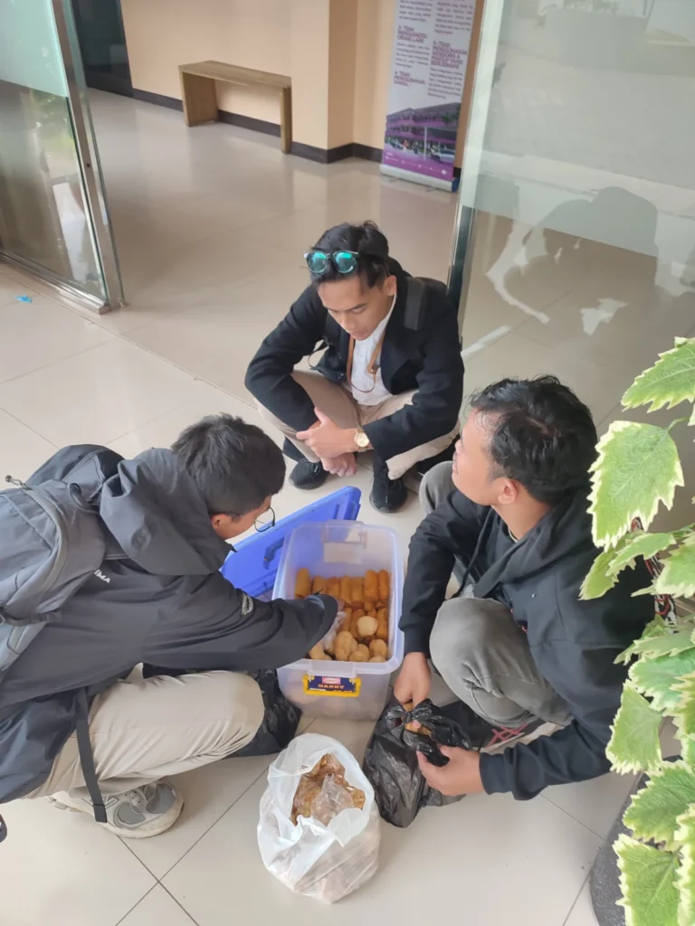 Januari, seorang pemuda gigih berjualan untuk membantu orang tuanya