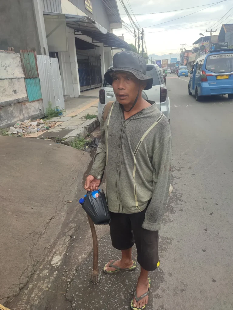 Yanto pemulung paku bekas