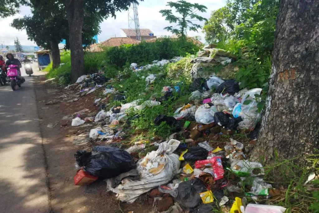 Tumpukan sampah di jalan raya KH Yusuf Tauzirie (Rizkiperatami/Radar Garut)