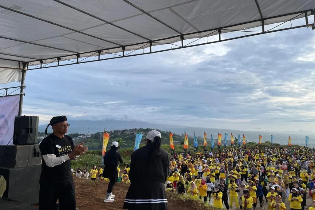 Dahlan Iskan mengikuti senam turut memandu ribuan warga di Bandung Barat