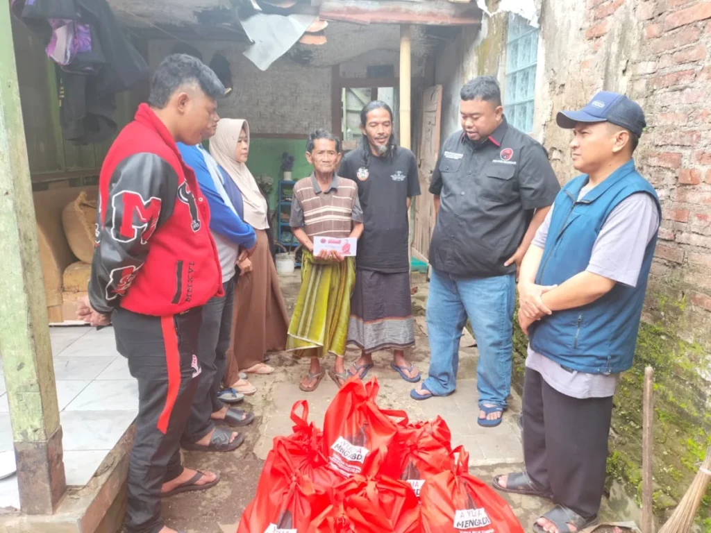 Yudha Puja Turnawan mengunjungi abah Darman, atap rumahnya roboh