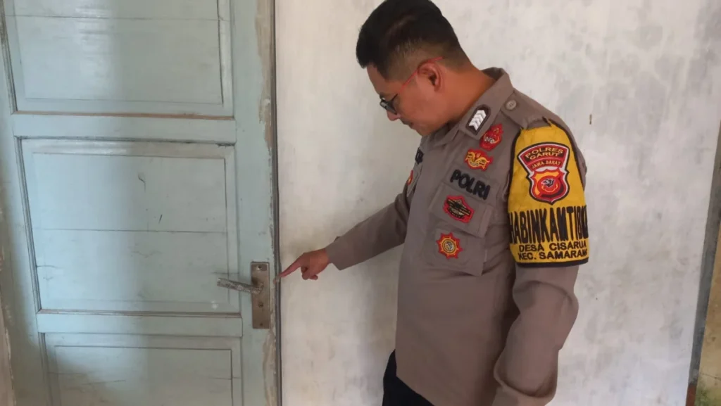 polisi menunjukkan di TKP pencurian (Rizki/Radar Garut)