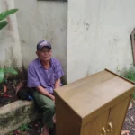 Edy seorang kakek berusaia 88 tahun di Garut masih kuat memikul lemari berjualan keliling jalan kaki