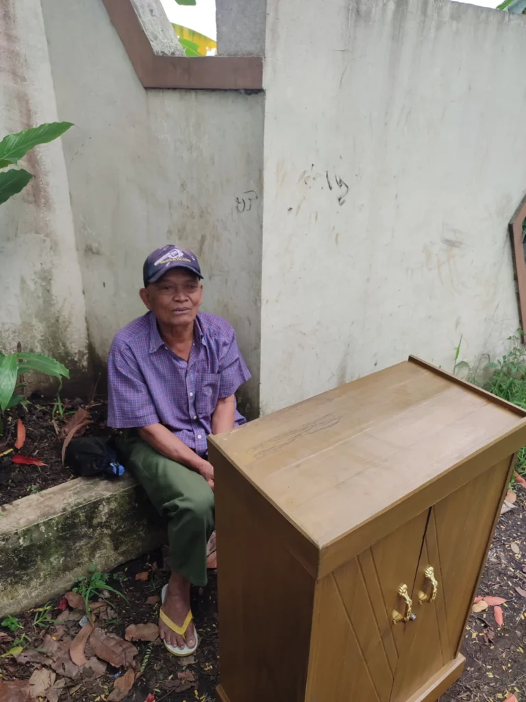 Edy seorang kakek berusaia 88 tahun di Garut masih kuat memikul lemari berjualan keliling jalan kaki