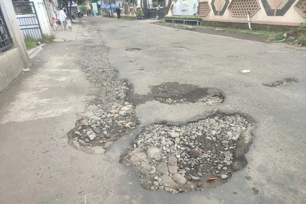 Jalan Terusan Pahlawan dekat kawasan Pemda Garut banyak lubang