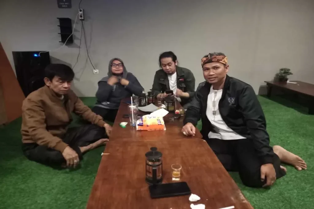 Yanto (kanan) bersama sejumlah awak media ketika memberikan klarifikasi soal rumah tidak layak huni