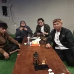 Yanto (kanan) bersama sejumlah awak media ketika memberikan klarifikasi soal rumah tidak layak huni