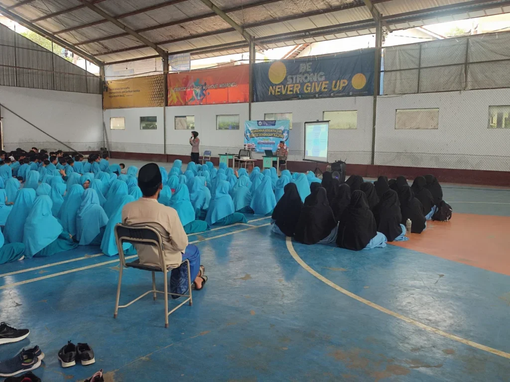 SMPIT Darul Abror bekerjasama dengan Satbinmas Polres Garut sosialisasikan bullying