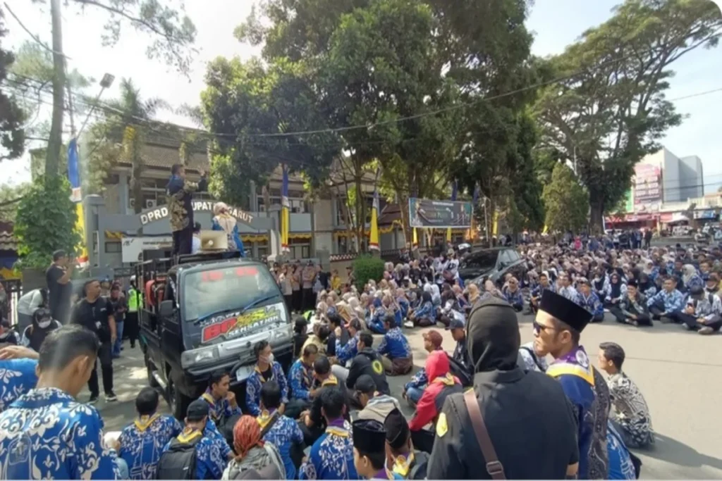 guru honorer di Garut demo di kantor DPRD Garut (Dok Radar)