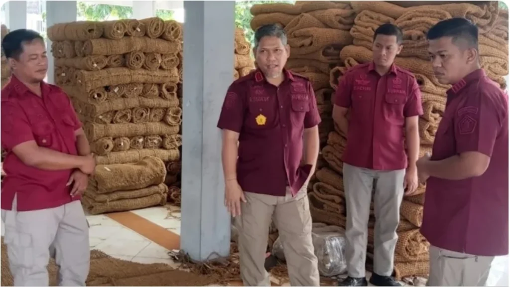 Kalapas Kelas II A Garut Rusdedy (dua dari kiri) menunjukkan produksi Coir Shade kepada rombongan Rutan Kelas