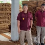 Kalapas Kelas II A Garut Rusdedy (dua dari kiri) menunjukkan produksi Coir Shade kepada rombongan Rutan Kelas