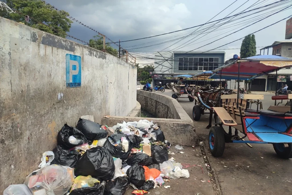 pangkalan delman Rancabango tampak kumuh akibat tumpukan sampah. (Rizka/Radar Garut)