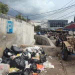 pangkalan delman Rancabango tampak kumuh akibat tumpukan sampah. (Rizka/Radar Garut)