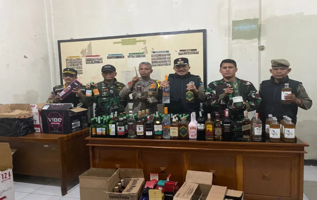 Satpol PP Garut berhasil amankan ratusan botol miras di malam pergantian tahun baru. (Istimewa)