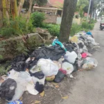 tumpukan sampah berjajar di jalan Rancabango