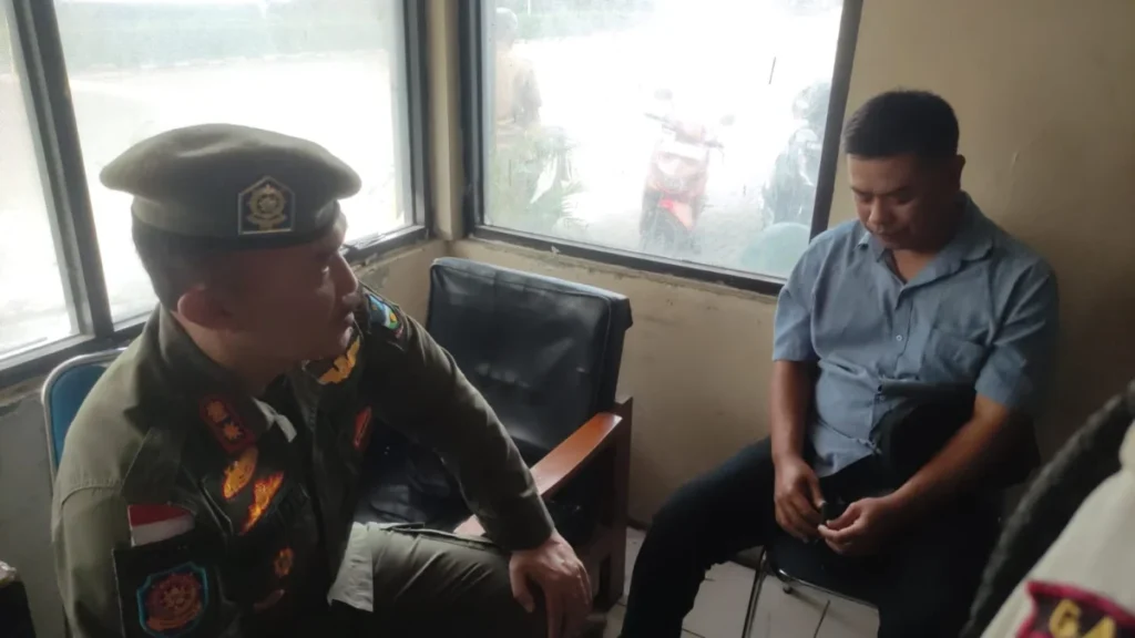 DH salah seorang diduga pelaku pencurian saat sedang diintrograsi oleh kepala satpol PP Garut, Usep Basuki Eko