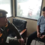 DH salah seorang diduga pelaku pencurian saat sedang diintrograsi oleh kepala satpol PP Garut, Usep Basuki Eko