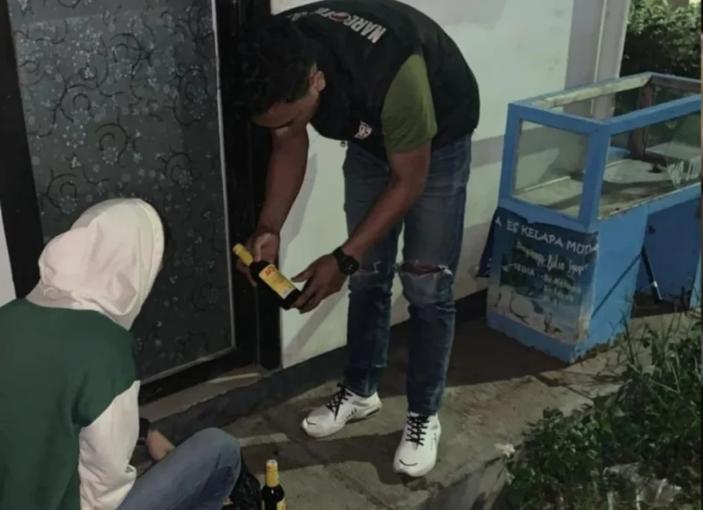 polisi mengamankan minuman keras (istimewa)