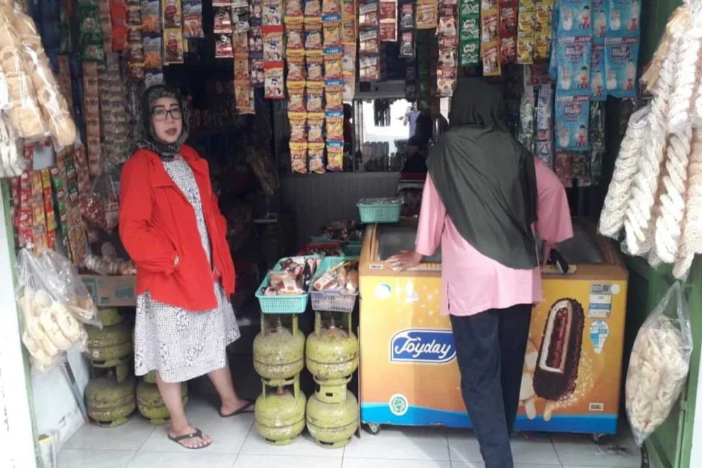 Elis, seorang pengecer tabung gas melon saat dimintai keterangan di warung tempat daganganya.