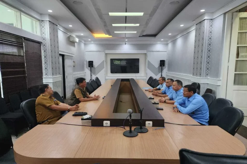 Pj Bupati Garut bersama Direktur PDAM Tirta Intan Garut dan jajarannya membahas peningkatan layanan air bersih